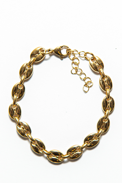 This gorgeous piece of jewelry features a chunky coffee bean chain that is plated in luxurious gold, making it a statement piece that will catch the eye.