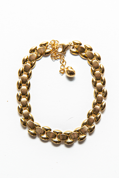 The bold Indy Bracelet is the star of the show and pairs well with any outfit. 