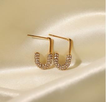 These elegant earrings feature a U-shaped