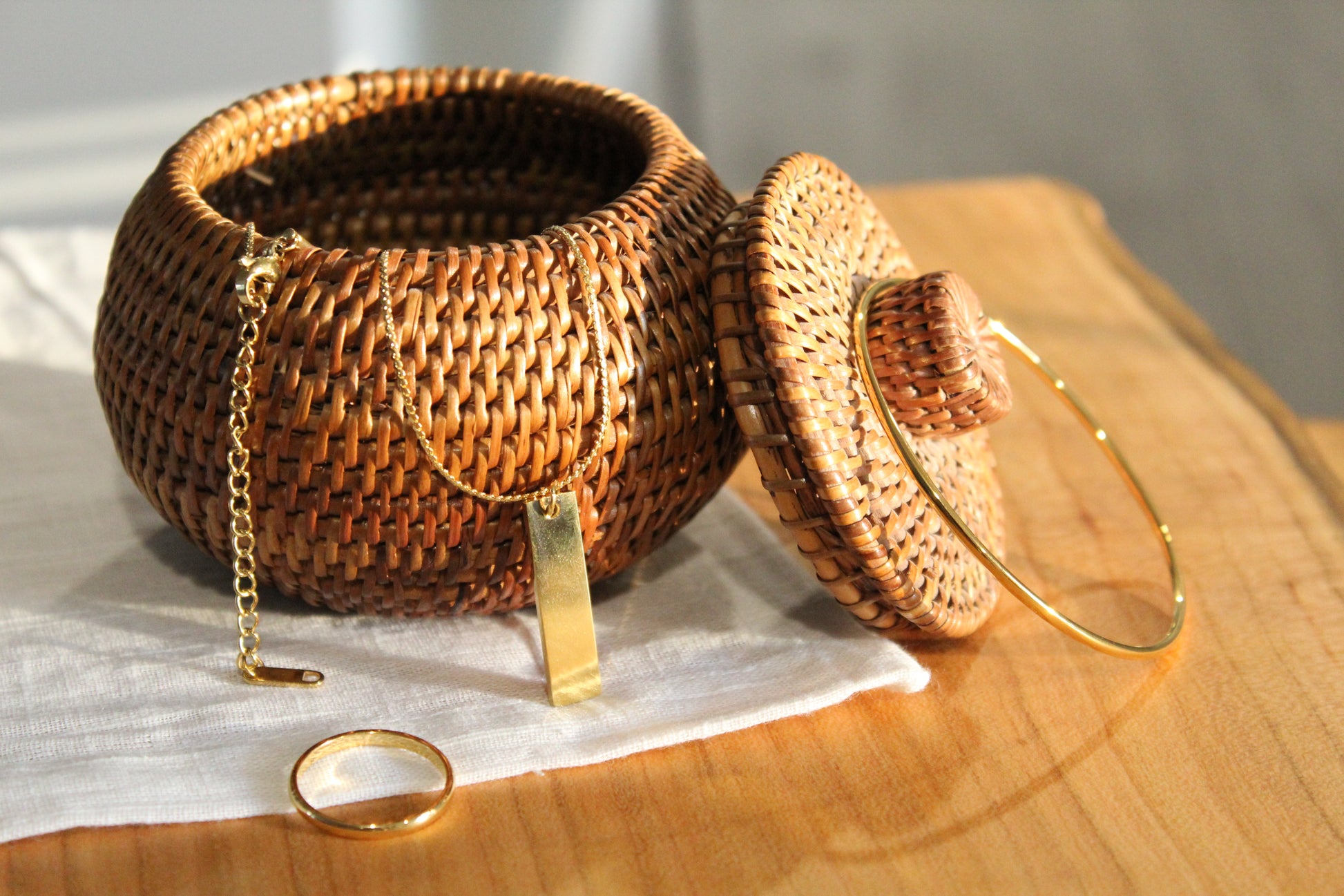 Beautiful necklace in a woorden jewelry box