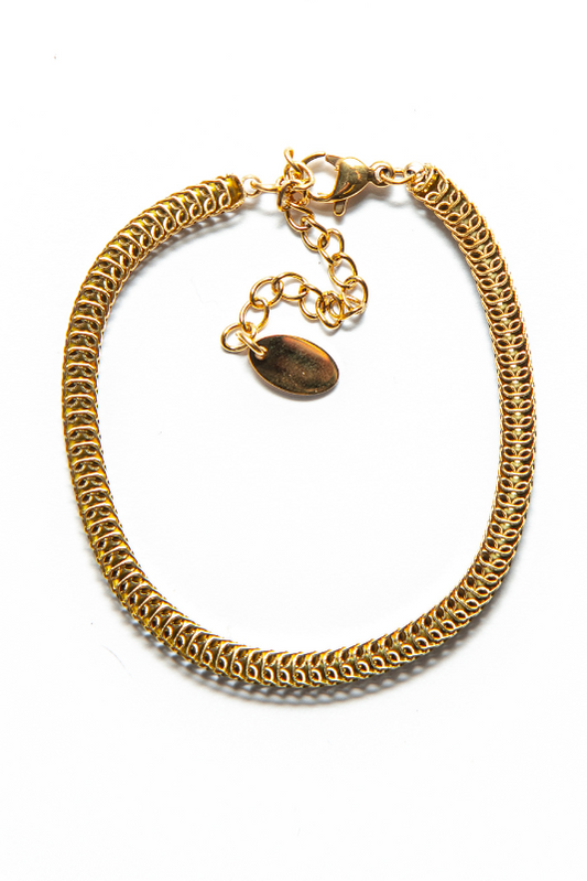 Crafted from high-quality materials, the Juliette Snake Chain Bracelet is durable and built to last. It features an adjustable clasp, allowing you to customize the fit to your wrist size, ensuring a comfortable and secure fit.