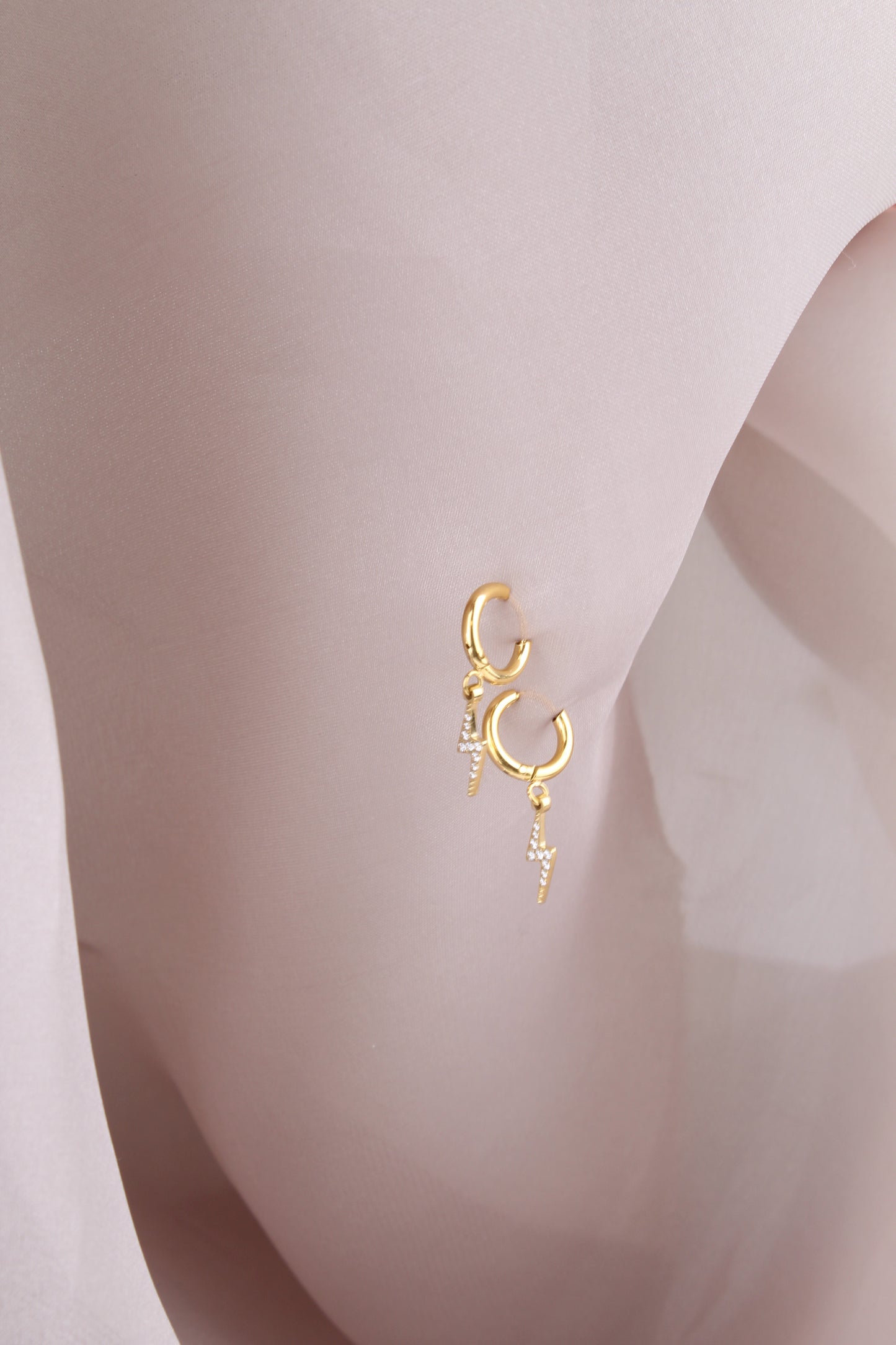 Jewelry in Canada, ships in the US and Canada