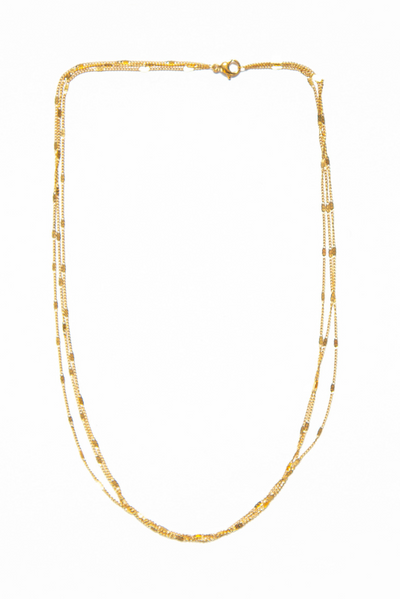 This necklace features two layers of chains, both made of high-quality stainless steel and plated with 18kt gold for a luxurious finish.
